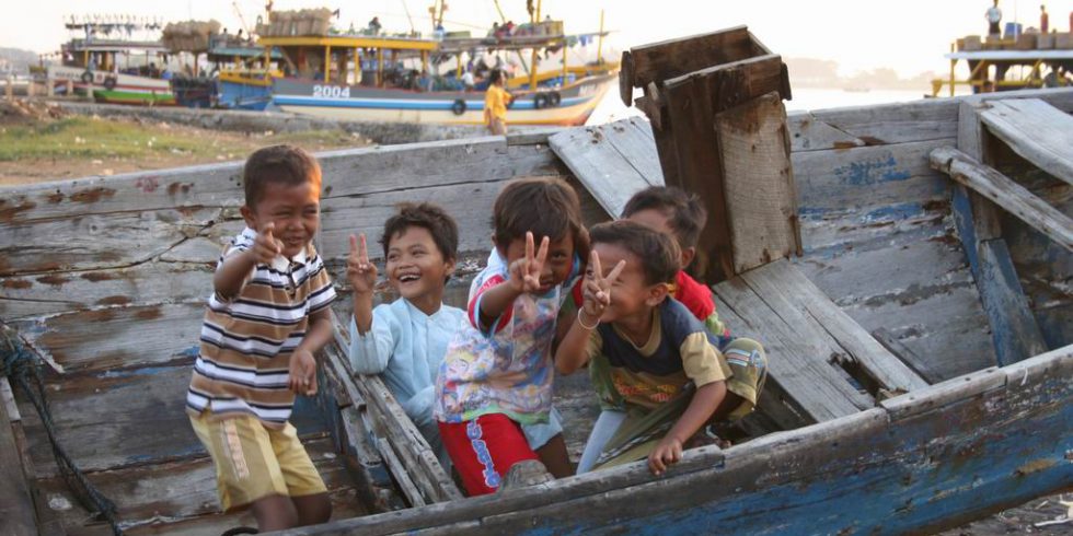 Artistas jugando en un barquito en algún pueblo pesquero de Java.