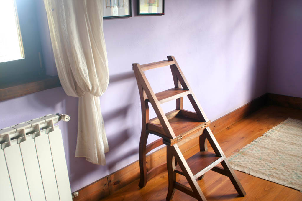 silla que se convierte en escalera